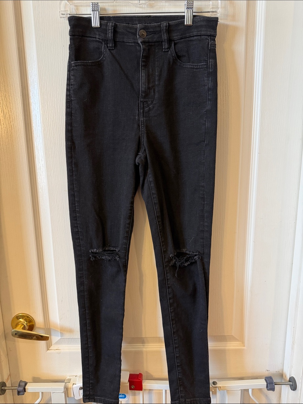 American Eagle size 2 Short Black Women's High-Rise Skinny Jeans with Knee Rips